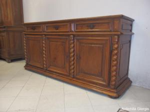 CREDENZA IN NOCE A TRE PORTE EPOCA 700 Dimensioni: cm L227xP61xH109